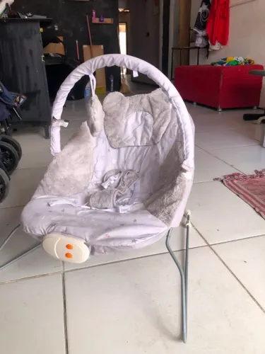 Cadeirinha de balanço q vibra e toca musica 