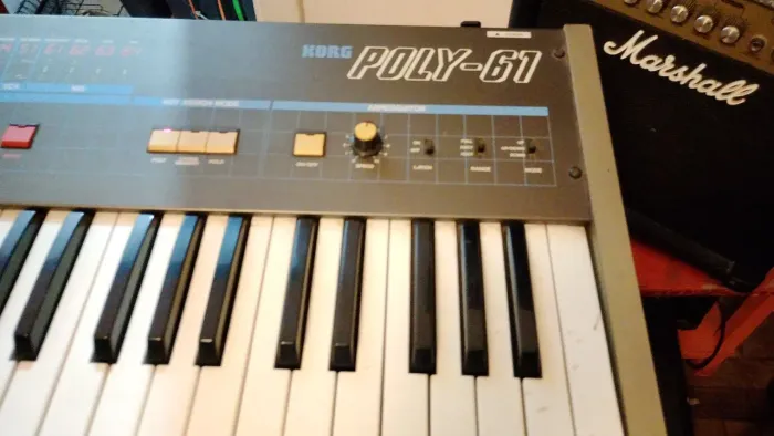Sintetizador Korg Poly-61