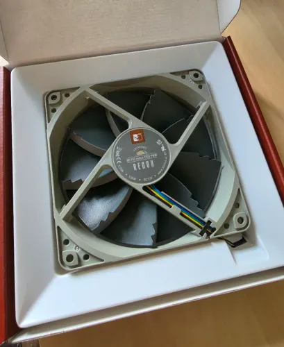 2 Coolers Noctua NF-P12 Redux 1700 PWM, 4 pinos