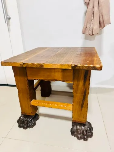 Mesinha de madeira maciça