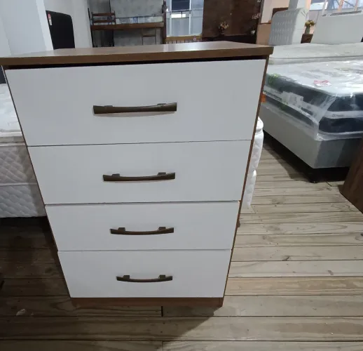 Cômoda com 4gaveta