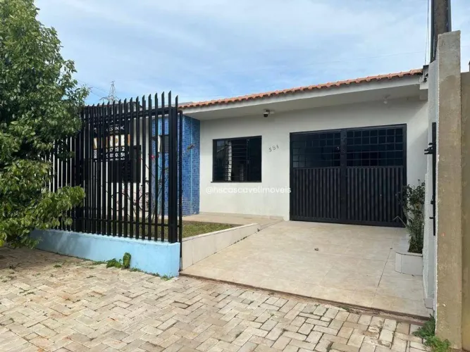 Casa ampla no Bairro Padovani com terreno inteiro.
