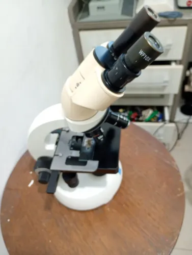 Microscópio biológico Zeiss CF2