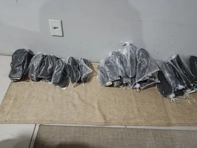 Kit 32 chinelos pretos diversos tamanhos