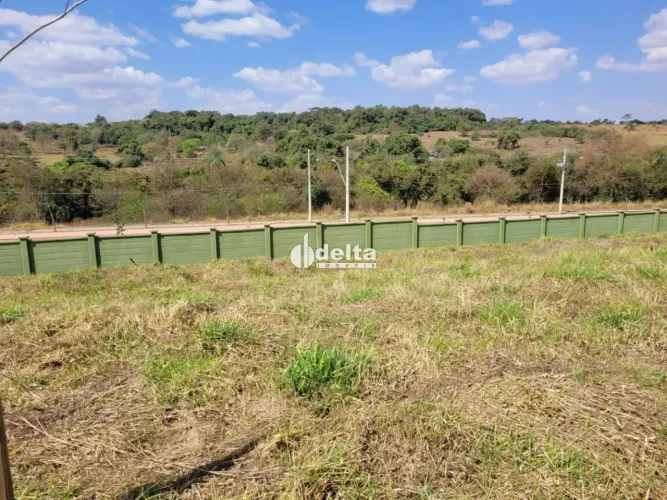 Terreno em condomínio disponível para venda no bairro Granja Marileusa em Uberlândia-MG