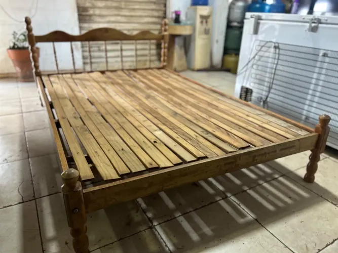 ? CAMA CASAL DE MADEIRA ? bem conservado marcas de uso ?Entrego e passo cartão