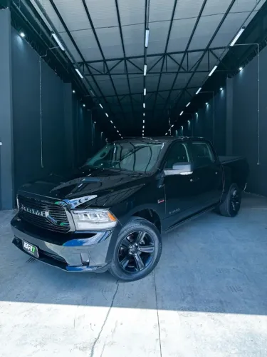 Ram Classic Laramie Night Edition 5.7 V8 - 2022 - IPVA PAGO - SEM DETALHES -