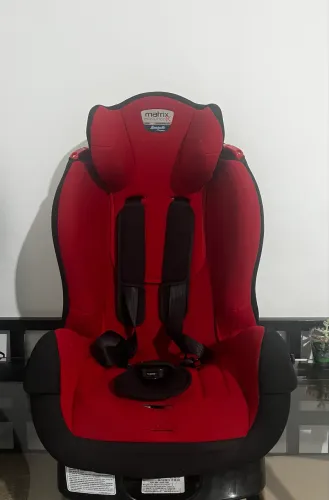 Esta é uma cadeira de carro Burigotto Matrix Evolution K vermelha,