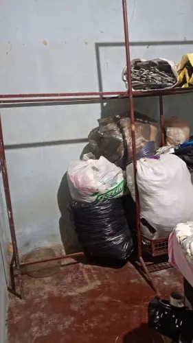 Vendo um bazar de roupas completo