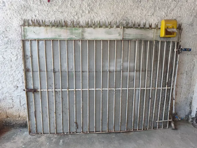 Portão de grade com placa galvanizada