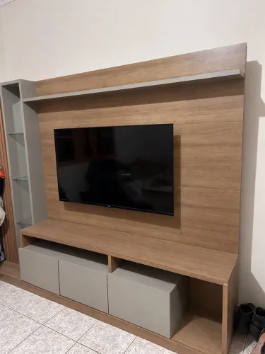 Painel de TV com Rack, Nichos com Espelho e Acabamento Amadeirado em Bege e Madeira