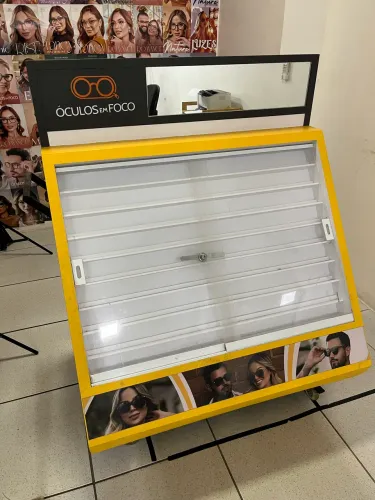 Expositor de óculos e acessórios