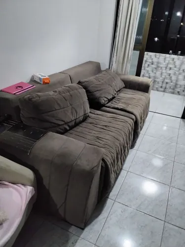 Sofá retrátil reclinável, em suede, na cor marrom.