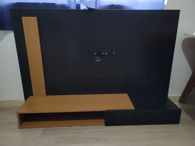 Painel de TV preto com amadeirado