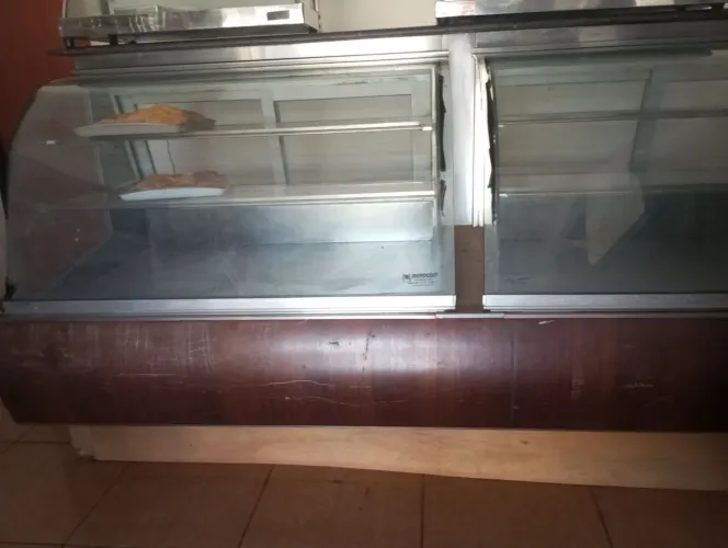 Vende-se 2 balcães usados 1 quente 500 reais, 1 gelado 600 reais.negociavel. *
