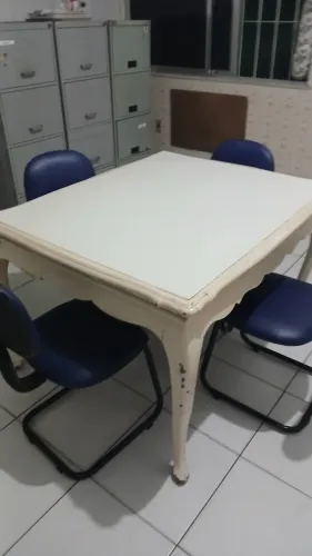 Mesa de jantar com design vintage retrô
