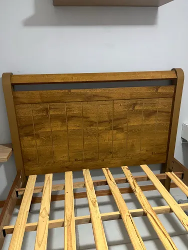 Cama de casal com colchão. 