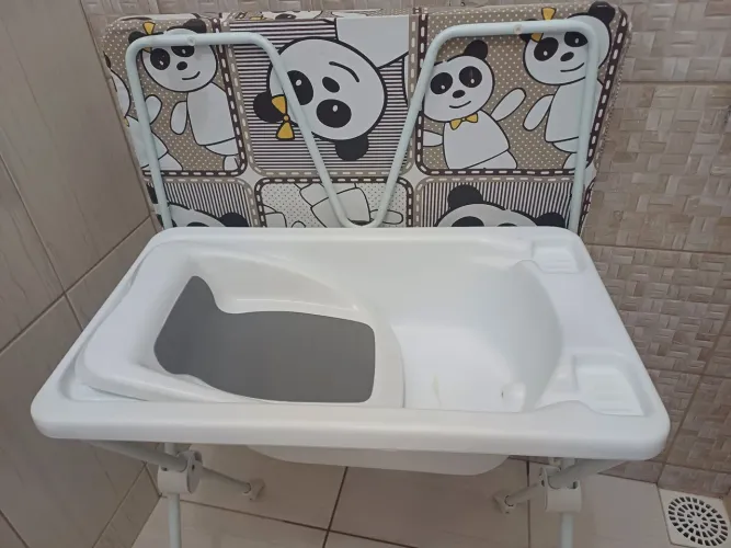 Banheira com suporte e trocador Burigotto. Em perfeito estado.