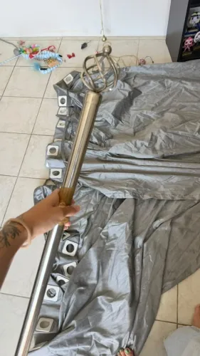 Conjunto de 2 cortinas semiblackout cinza e 2 varões de metal