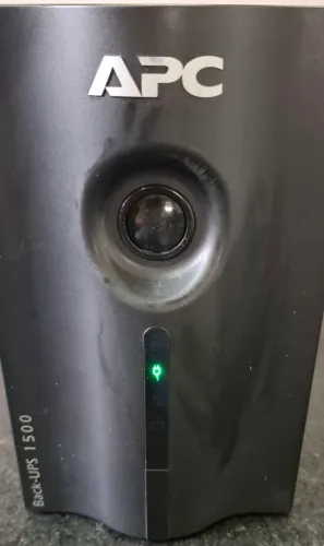 Nobreak APC 1500VA com 2 baterias novas - Excelente estado