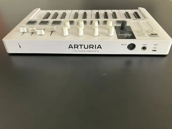 Teclado Controlador Midi Arturia Minilab 3 (seminovo)
