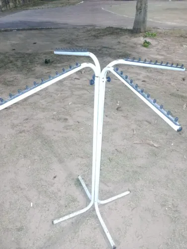 Vendo arara de roupas com vários braços.