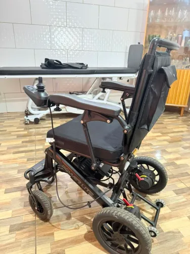 Cadeira de rodas motorizada Power lite.
