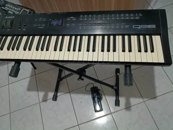 Sintetizador Alesis qs6 com pedal e suporte 