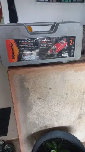 Vende-se um macaco-prego pra carro aro 14 por 250 reais.