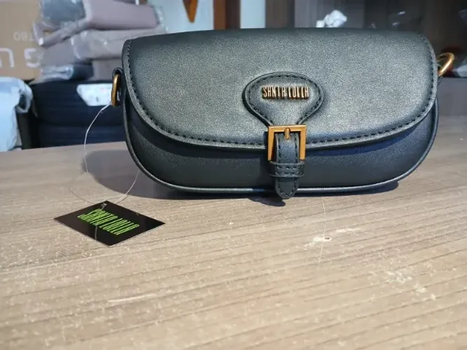 BOLSA PEQUENA MATERIAL ATANADO PRETA ALÇA TRANSVERSAL SANTA LOLLA VALOR 250,00
