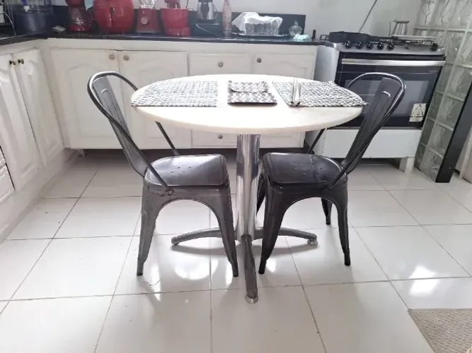 Mesa redonda 90 cm diâmetro pernas aço cromado e tampo de mármore branco e 2 cadeiras 