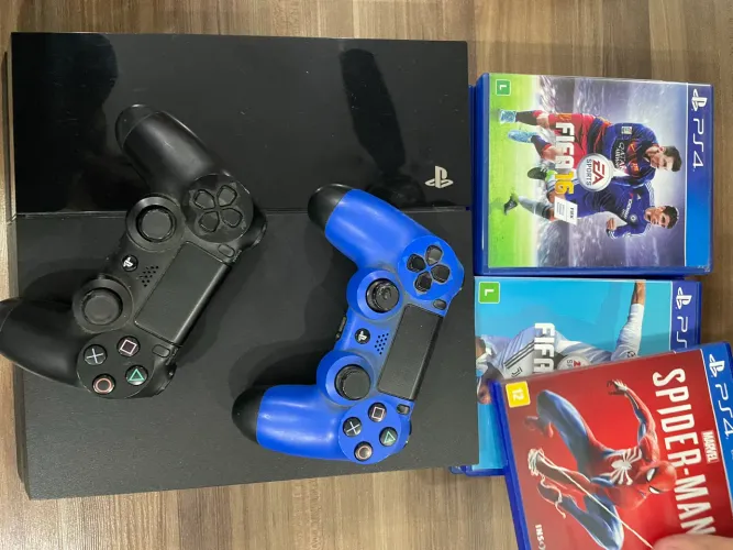 PlayStation 4 com 2 controles e jogos inclusos