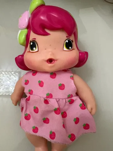 Boneca Baby Moranguinho com 20 cm de altura