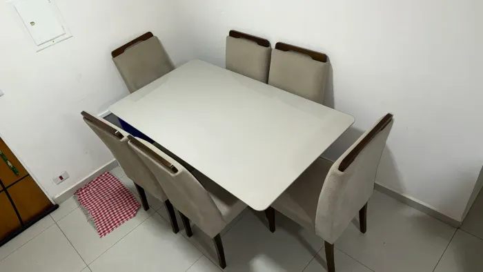 Mesa 6 lugares com cadeiras