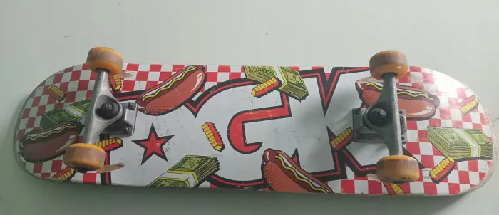 SKATE E CAPACETE