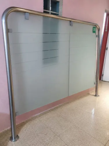 Divisória de vidro com suporte