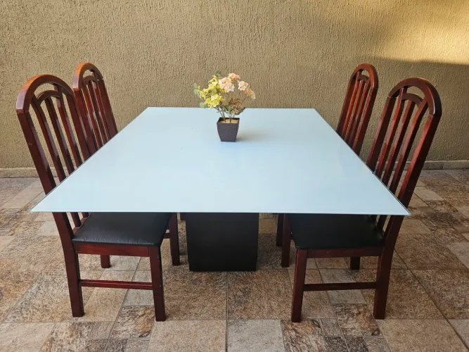 Mesa de vidro, com 4 cadeiras, Entrego também!!