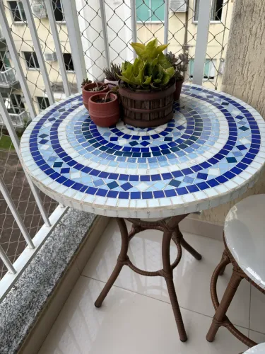 Mesa e cadeiras para varanda de apartamento.