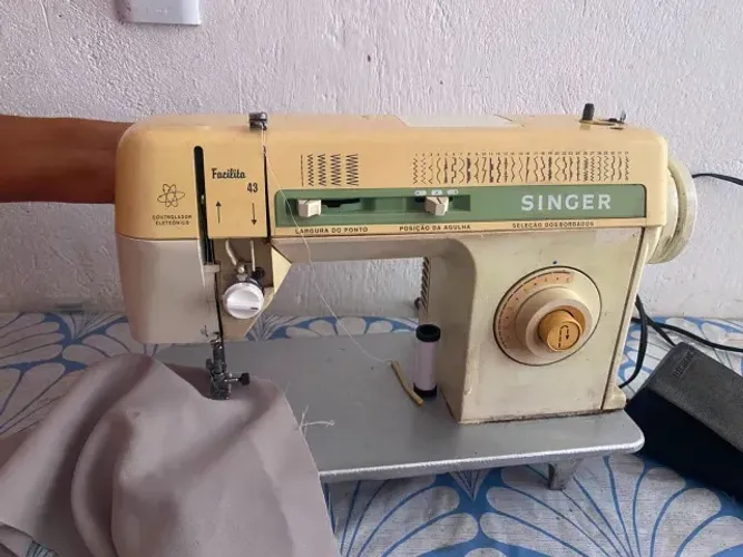 Máquina de costura singer funcionando perfeitamente.