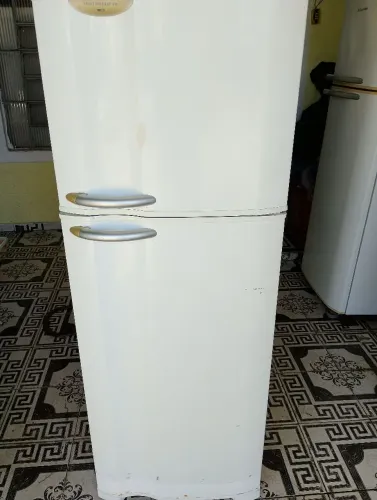 Vendo geladeira Frost Free Electrolux 220v funcionando