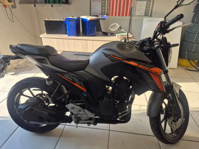 Fazer 250 FZ25 por apenas 18X 1.240,00 no cartão de crédito e 4.000,00 de Entrada
