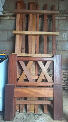 Cama de solteiro em madeira maciça