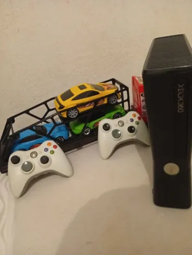 Xbox 360 dois controles e um jogo de tiro