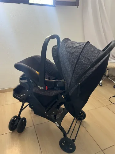 Carrinho de bebê com bebê conforto
