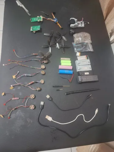 Maleta com vários acessórios para drones