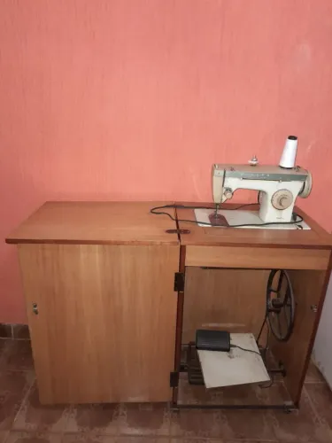 Máquina SINGER com mesa