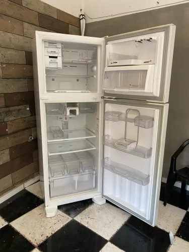 Vendo geladeira Brastemp frost free super grande 127 volts 441 litros funcionando