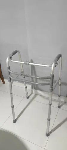Andador alumínio - Hidrolight - regulável e dobrável - 2 dias de uso em casa somente
