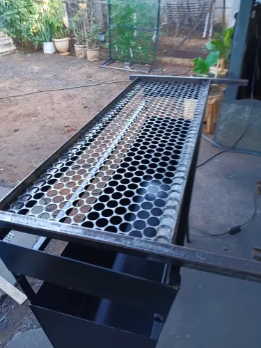 Vendo churrasqueira grande nova tenho disponivel 1mt x20x26 boca Altura total 1.08