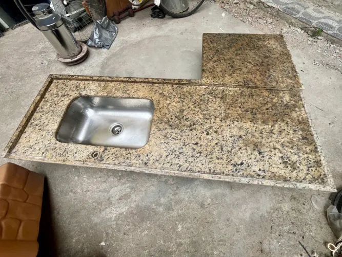 Pia de cozinha em L de Granito Caramelo